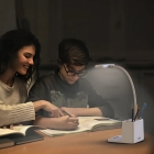 Lumin&aacute;ria de Mesa LED Recarreg&aacute;vel com Suporte para Celular - 3 N&iacute;veis de Luz, Porta Canetas